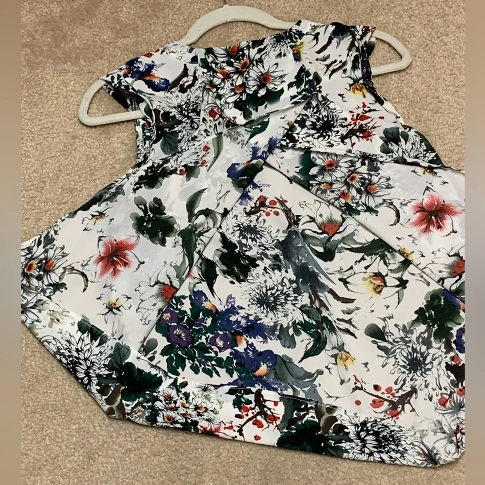 Dalia Sleeveless Floral Blouse with slit in back. - Picture 5 of 5